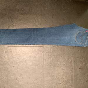 Jeans från Levis strl 25 längd 32. Fint skick, använt ett fåtal gånger. 250 kr eller bud.