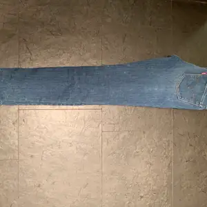 Jeans från Levis strl 25 längd 32. Fint skick, använt ett fåtal gånger. 250 kr eller bud.