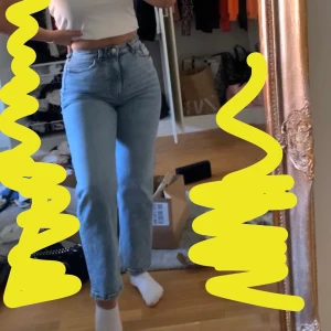 Blåa jeans Monki - Jeans från Monki i storlek 28, använda fåtal gånger, jätte fina men jag har för mycket jeans och behöver rensa därför säljer jag dom. 