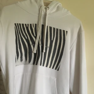 Hoodie från TCE - Köpt från the cool elephant, säljer denna då jag inte har någon användning för den+ har massor av hoodiesar i min garderob. Har använt den en gång så skicket är bra.Hör av dig om du vill ha fler bilder😊