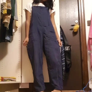 Hängslebyxor - Stora i storleken så passar s med. Mjuk denim liknande material 100	% bomull. I bra skick frakt 44kr