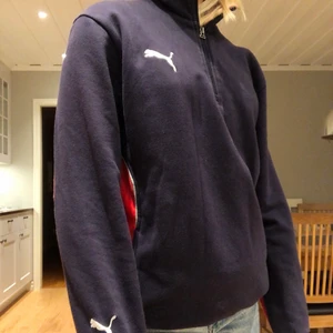 Vintage puma tröja - Trendig tjockare tröja från Puma. Skriv privat för fler bilder 😌