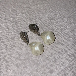 Örhängen  - Jättefina örhängen med en större pärla som hänger ner. Använt skick men ändå fina! FRI FRAKT