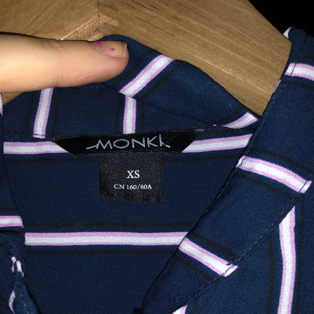 Säljer en fin skjorta Från monki. Den är blå/ svart i färgen med rosa sträck . Säljer då den inte kommer till användning . Köparen står för frakt , kan även mötas upp centralt i Malmö. Skjortor.