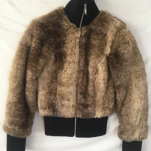 H&M faux fur - H&M faux fur jacka, storlek 32 passar mig som har 34/36 men väldigt tight när den är stängd.  Ordinarie pris:799 kr ( använd 1 gång vid styling ) 