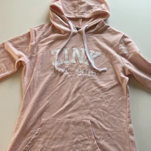 Zink - En helt oanvänd klänning som är i mycket bra skick och passar mycket bra till alla årstider.