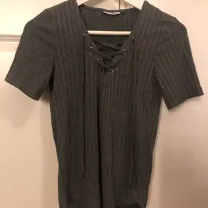 En fin t-shirts från Only använd ganska många gånger drf säljs tröjan ändast för 50 kr. Tröjan är mörk grå med snörning över brösten.