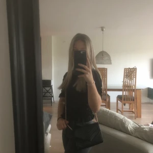 Väska - Fin väska säljer då jag aldrig har använt den minns ej vart ja köpte den därav vet ja inte vad nu priset är. Pris kan diskuteras