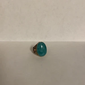 Vintage ring - Supercoola vintage ring i guld med en blå sten!!! Ganska stor i storleken skulle säga (M/L). Riktigt fin men är lite stor för mig 😓