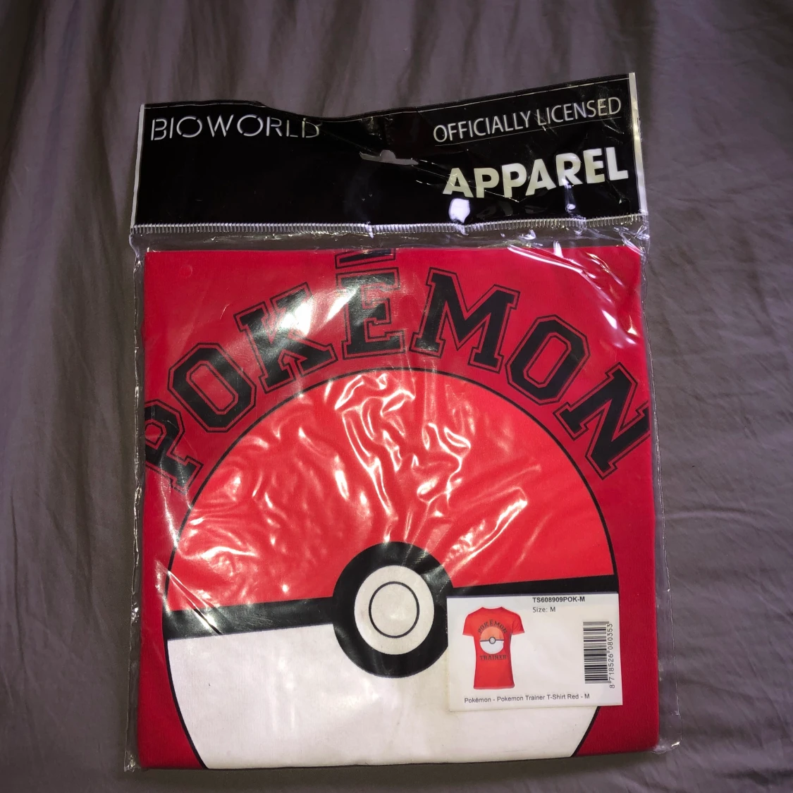 Oöppnad röd pokemon tröja