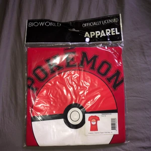 Oöppnad röd pokemon tröja  - En oöppnad pokemon tröja som jag hittade hemma, säljer pga inte min stil. Köpare står för frakt!
