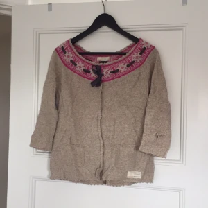  - Kofta från Odd Molly där 80% är lammull och 20% nylon. Köpt för över 1000-lappen och använd ett fåtal gånger.