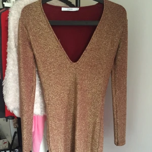  - Superfin klänning från ivyreval. Är ganska tajt och knälång på mig som är 155. Fri frakt :) 