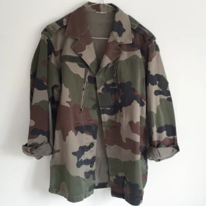  - Cool militärjacka 🍀🏞 inköpt secondhand. Väldigt fint skick! Har ingen storleksmarkering men bedömer den som en M. Väldigt lik den Zara Larsson har, bild 2! Frakt 69kr 📦 har svisch 💸✨