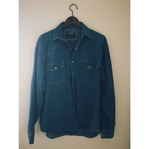  - Super denim shirt! The third button from the top down doesn't work. Therefore the low price. Fits all sizes from XS to XL depending on how you like it to fit. Fits loose on me(L).
Great shirt for summer⚡️
🌅🌅🌅🌅🌅🌅🌅🌅