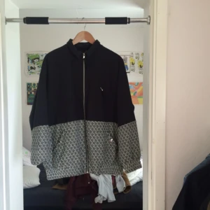  - Oversize bomberjacka ifrån monki! Säljer pga har hur många om helst