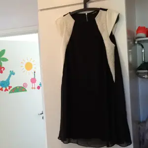 Superfin klänning med pärlbroderi, svart chiffong tyg. Helt underbar!  Frakt betalas av köpare! 
