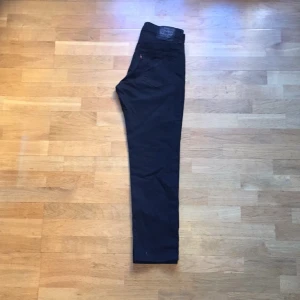  - Ett par Levis 511 slim fit jeans i perfekt skick, har aldrig tvättats. Inget fel, jag gick ner i vikt bara. Köparen betalar frakt, tar emot Swish betalning. 