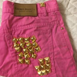 Ralph Lauren-shorts som jag har pimpat med guldnitar!