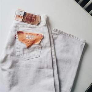 Helt nya vita Levis jeans med alla lappar kvar! Säljer pga fel storlek. Modellen är 501 i strl 29/32