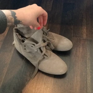  - Knyt skor, använda en gång. Superfint skick!