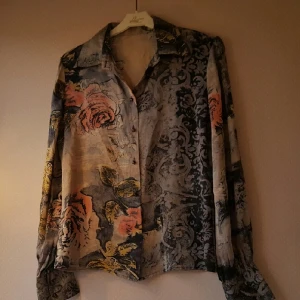  - Silk blouse från Roberto Cavalli, dock tog jag bort label för att det kliade. Använd max 5 gånger. Perfekt skick. 