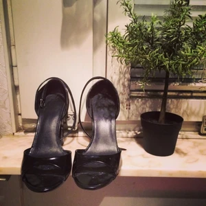  - Superfina enkla sköna klack.  Köpta på Zara shoes förra året. Jag säljer dessa för att jag har för många svarta klack!  Nypris: 399kr Säljer de för 120kr 