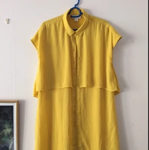  - Gul lång skjorta. Jag är 166 cm och strl. 38, på mig har den en lös passform och slutar strax nedanför knät. 

Köparen betalar frakt, kan annars hämtas i Göteborg. 