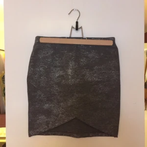  - Jättefin grå-glittrig kjol från Gina Tricot. Tajt, kort modell. Endast använd ett fåtal gånger.
