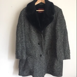  - Snygg jacka med fuskpäls från beyond retro✨