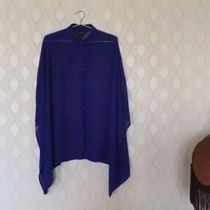  - kornblå transparant skjorta från monki, vida ärmar, jätte snygg till ex leggings eller jeans. i princip aldrig använd! 