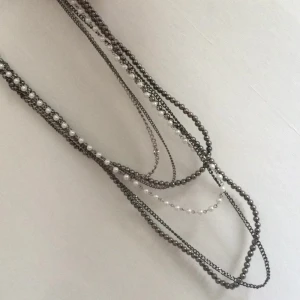  - Halsband som var mycket större och längre när jag köpte det. Tagit bort lite. 