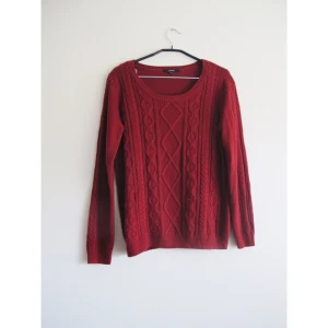  - Röd mysig stickad tröja från Lindex i storlek M, jätte bra skick. Frakt 56kr ✨