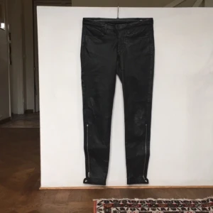  - Superfina och använda skinnbyxor från hunkydory. 
Nypris 5000 kr. 

Köparen betalar eventuell frakt