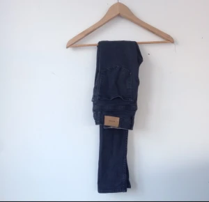  - Svarta Whyred jeans storlek 26. De har dock krymp en aning, men relativt stretchiga! Föredetta favoritjeans!