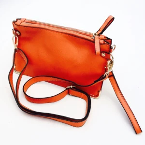  - Orange 60tals inspirerad kuvertväska från Åhléns, bra kvalité, går att plocka isär till olika mindre och enklare delar.