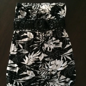  - Ärmlöss topp med bältet. 