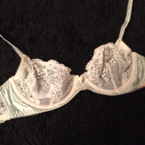  - Spets bh från F&F. Vitt-champagne färg