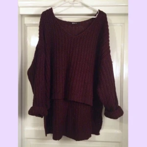  - Tjock plommonlila tröja från Gina Tricot som är lite kortare framtill och längre bak!