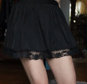  - Supersöt kjol med spetsdetaljer i nederkanten. Aldrig använd! Storlek 34 enligt lappen, men snarare en stor 36. 