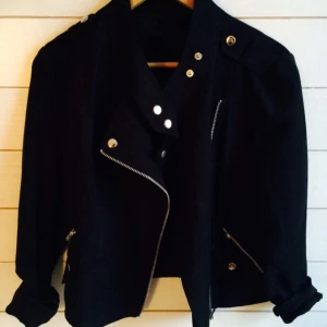  - Jacka i mockaimmitation  Märke Saints and Mortals Aldrig använd Fint skick!