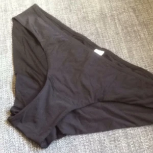  - Svarta bikinitrosor i polyamid/elastan. Aldrig använda eller tvättade. Köptes för 99 kr.