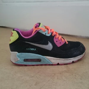  - Nike Air Max, svarta med färgglada detaljer och skosnören. köpta våren 2015 och bara använda ett fåtal ggr. sista bilden visar 'smutsighetsgraden' på sulorna.