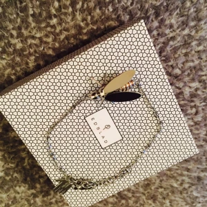  - Helt nytt och oanvänt armband från Edblad. Rostfritt stål. Ska föreställa en insekt. Ask medföljer självklart.  💛 GRATIS FRAKT