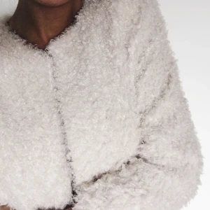  - Väldigt liten i storleken! Brukar ha 34-36 och denna passade mig i storlek 40. Kan mötas upp i Skåne (helst Malmö, Lund eller Hässleholm) eller skicka för 40kr!