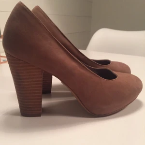  - Sparsamt använda pumps, storlek 38, inköpta från Dinsko!