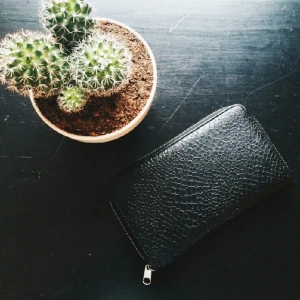  - Plånbok från Monki, svart, i skinn imitation med mönster, använd men i nyskick ! 
⭐ Fri Frakt! ⭐