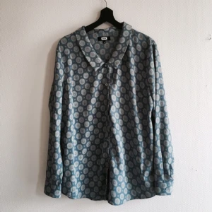  - Mönstrad skjorta som tyvärr inte kommer till användning. Tunt och skönt material!

Fraktar eller möts upp i Stockholm/norrort.