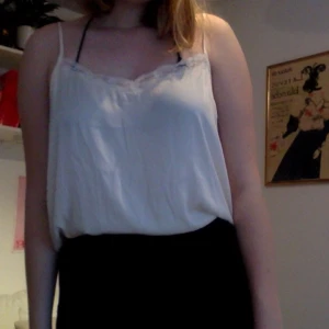  - Lite gammeldags fakesiden linne m spets. E lite oversized men d superfint om en har d instoppat! Asfint m spetsen o de tunna banden! 