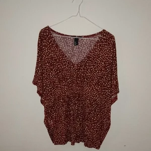  - Mönstrad T-shirt från HM. 
Jag står för frakten.